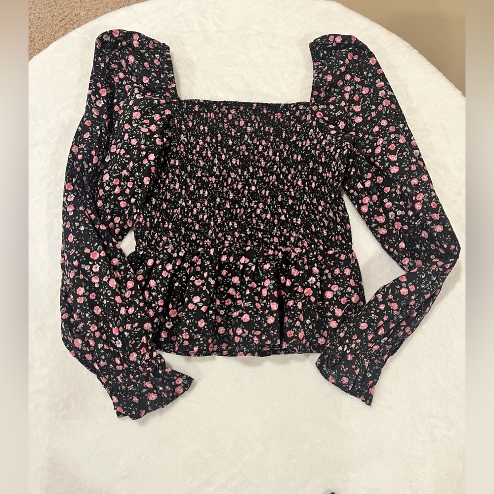Small Dizzy Lizzy Long Balloon Sleeve Smocked Top. Size small - Picture 2 of 9